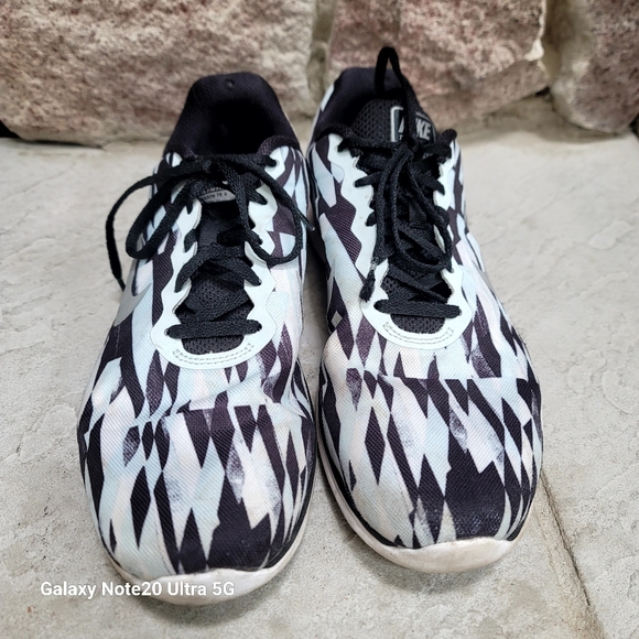 Nike women's running shoes size 9.5 black & white training - Picture 2 of 7